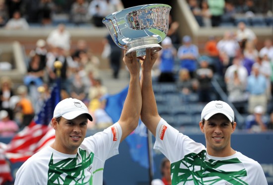图文美国选手布莱恩兄弟男双夺冠两人同举奖杯