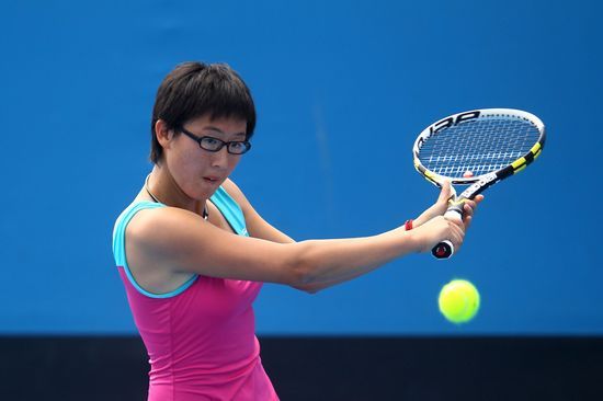 图文-澳网青少年组女单第二日 郑赛赛紧盯来球