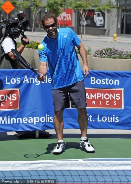 图文-阿加西桑普拉斯将战冠军元老赛 桑神示范动作