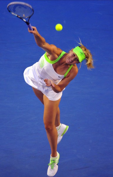 图文澳网莎拉波娃逆转进八强莎娃在发球瞬间