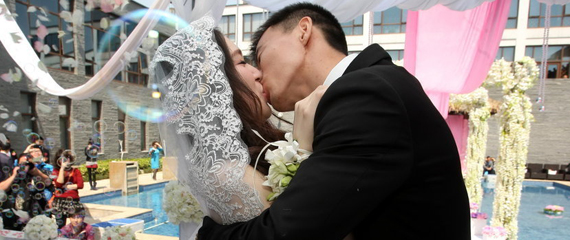 3月30日,舜天球员孙可大婚,在婚礼现场与爱妻激情相拥接吻.