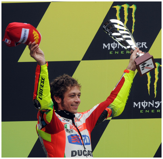 motogp法国站洛伦佐雨赛夺冠 罗西亚军重返领奖台