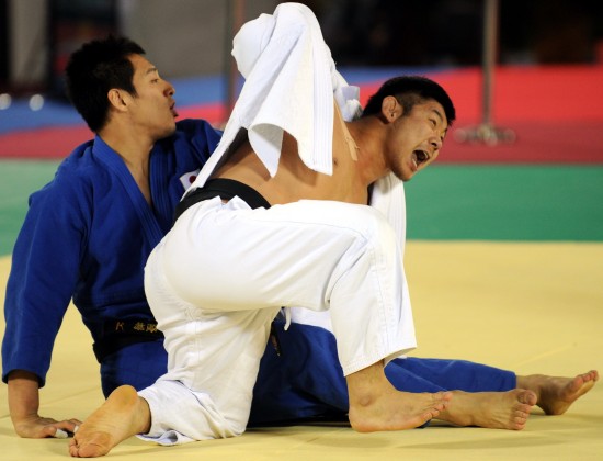 当日,在广州进行的第16届亚运会柔道男子100公斤级决赛中,韩国选手黄