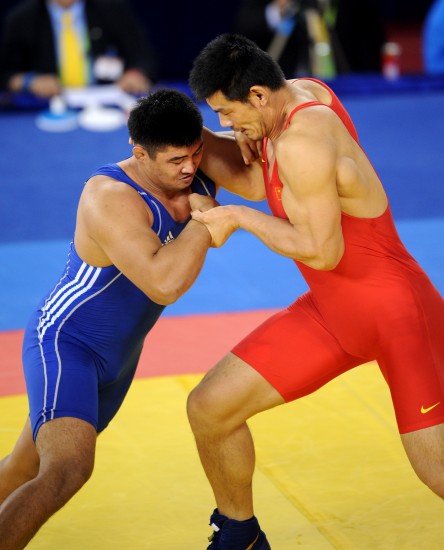 图文男子古典式摔跤120公斤级决赛势均力敌