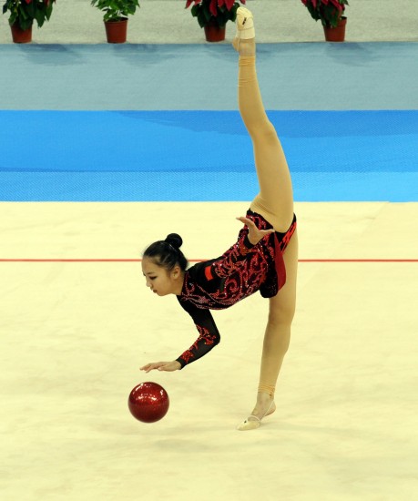 图文亚运艺术体操个人全能决赛窦宝宝轻松表演