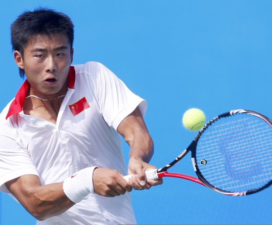 图文-网球男单第二轮张择晋级 张择奋力回球